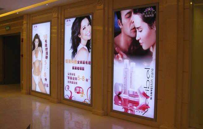 商場室內(nèi)廣告燈箱